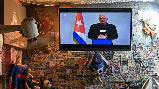 Una pantalla de televisión en Cuba mostrando el discurso de Díaz-Canel el pasado jueves 5 de febrero.