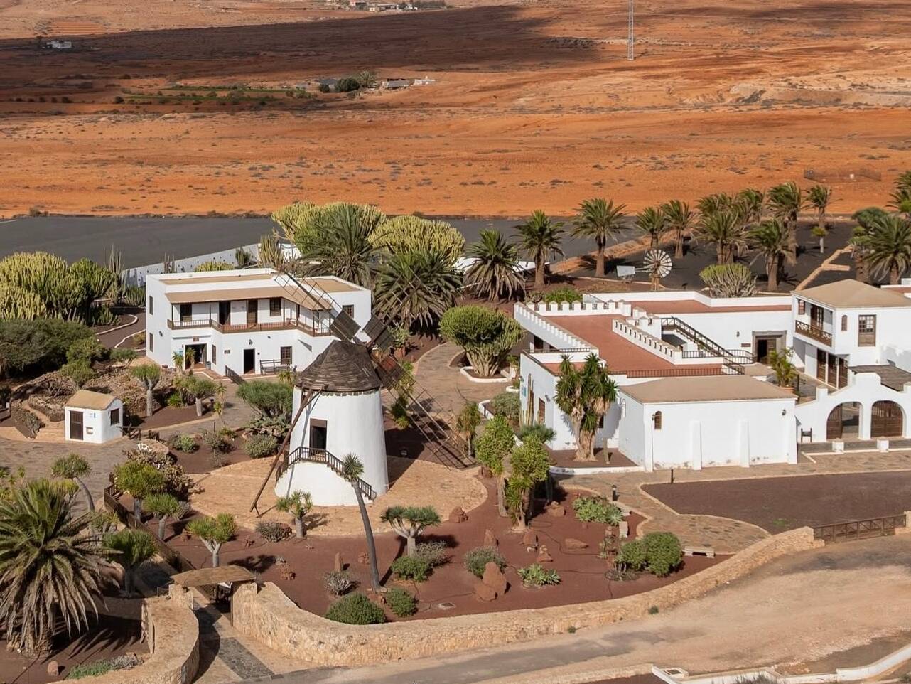 Foto: Molino, casas terreras y terrenos áridos dibujan la estampa de este histórico enclave majorero. (Extraída de Facebook)