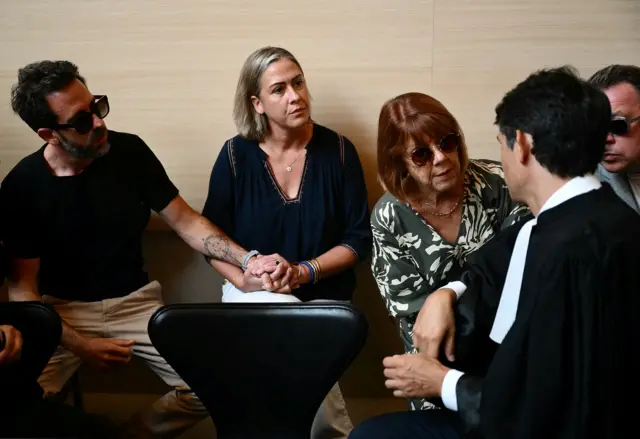 Gisèle Pelicot con sus hijos