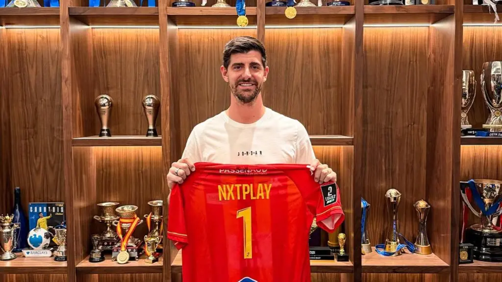 Courtois posando con la camiseta de su nuevo equipo Le Mans