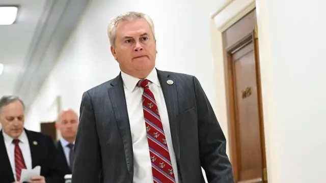 El presidente del Comité de Supervisión de la Cámara de Representantes, el representante republicano por Kentucky James Comer, dio una rueda de prensa luego de Maxwell se negara a responder preguntas.