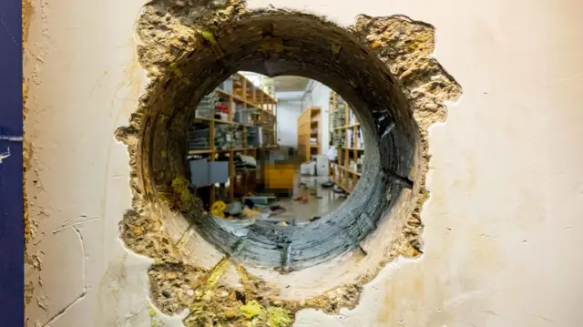 La bóveda vista desde el agujero perforado al otro lado del muro del banco.