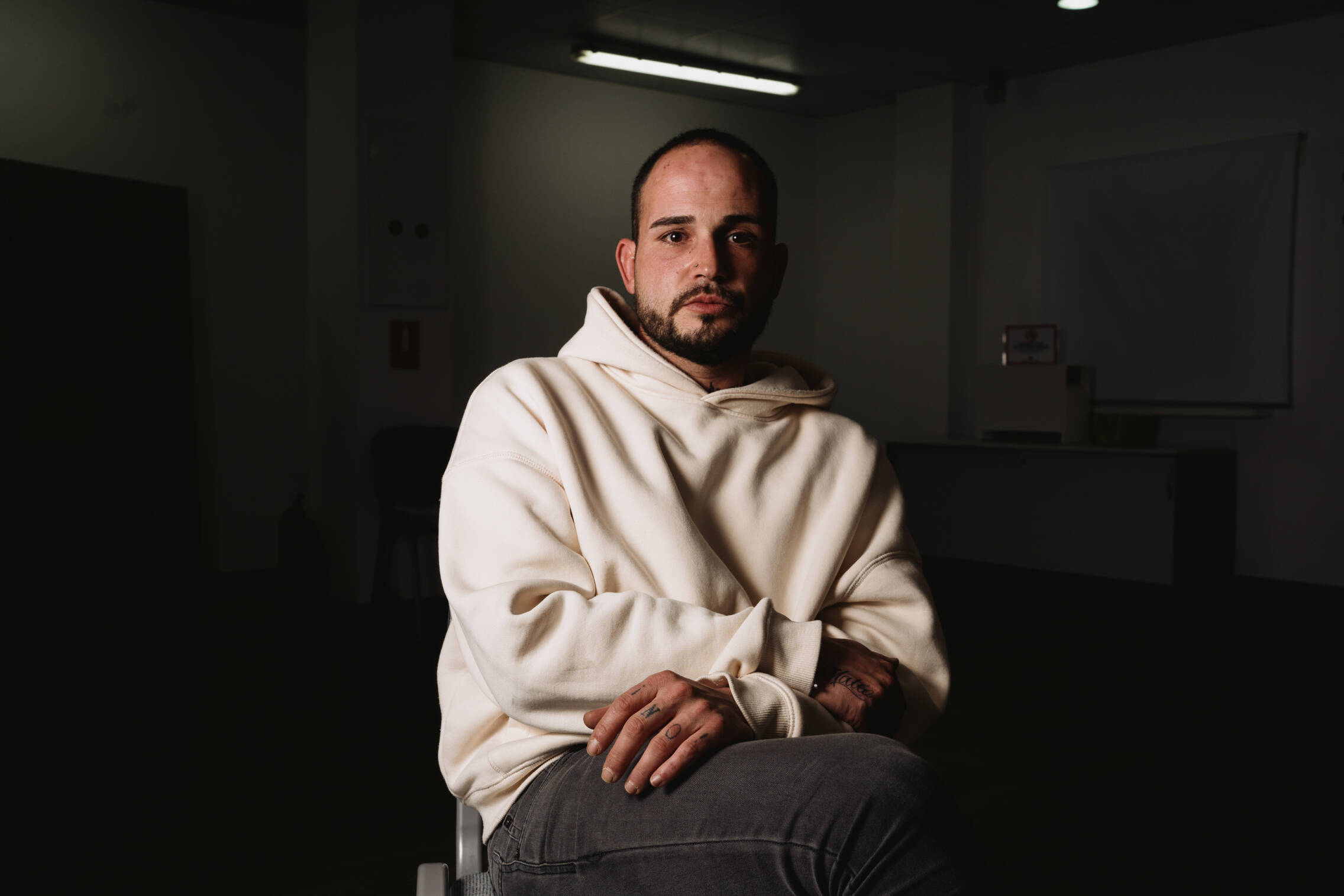 Foto: Héctor, asistente de las sesiones de terapia, posa para El Confidencial. (J. I. R.)