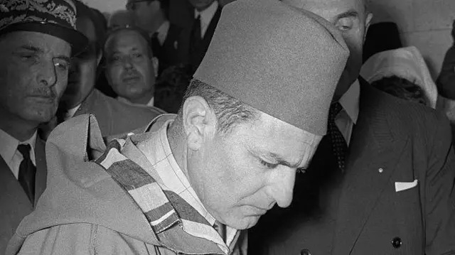 Una fotografía en blanco y negro de Mohamed V, rey de Marruecos, en una visita oficial a París.