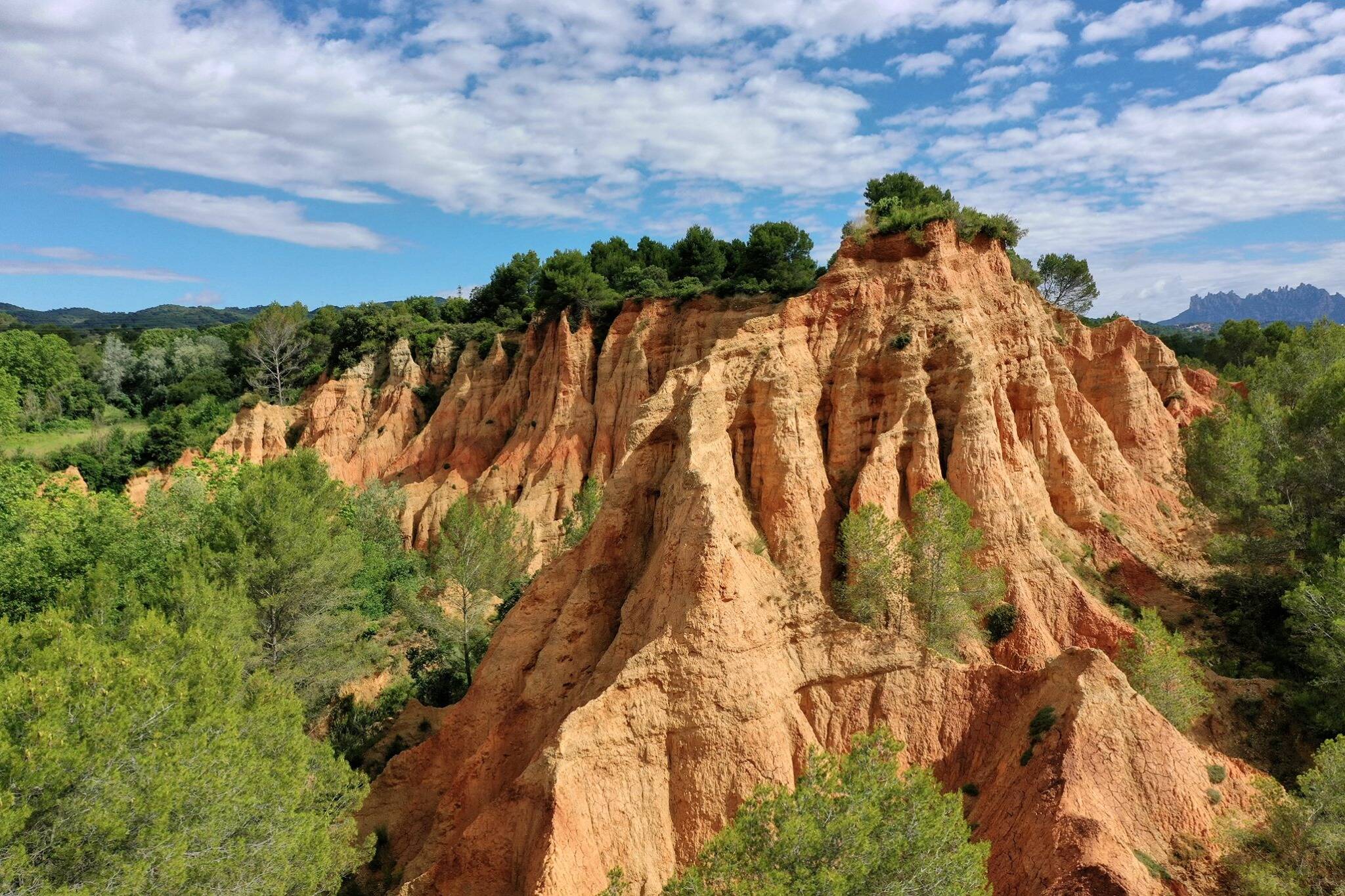 Foto: Las singulares formaciones de arcilla rojiza esculpidas por la erosión dibujan un paisaje casi desértico en plena comarca de l'Anoia. (Facebook)