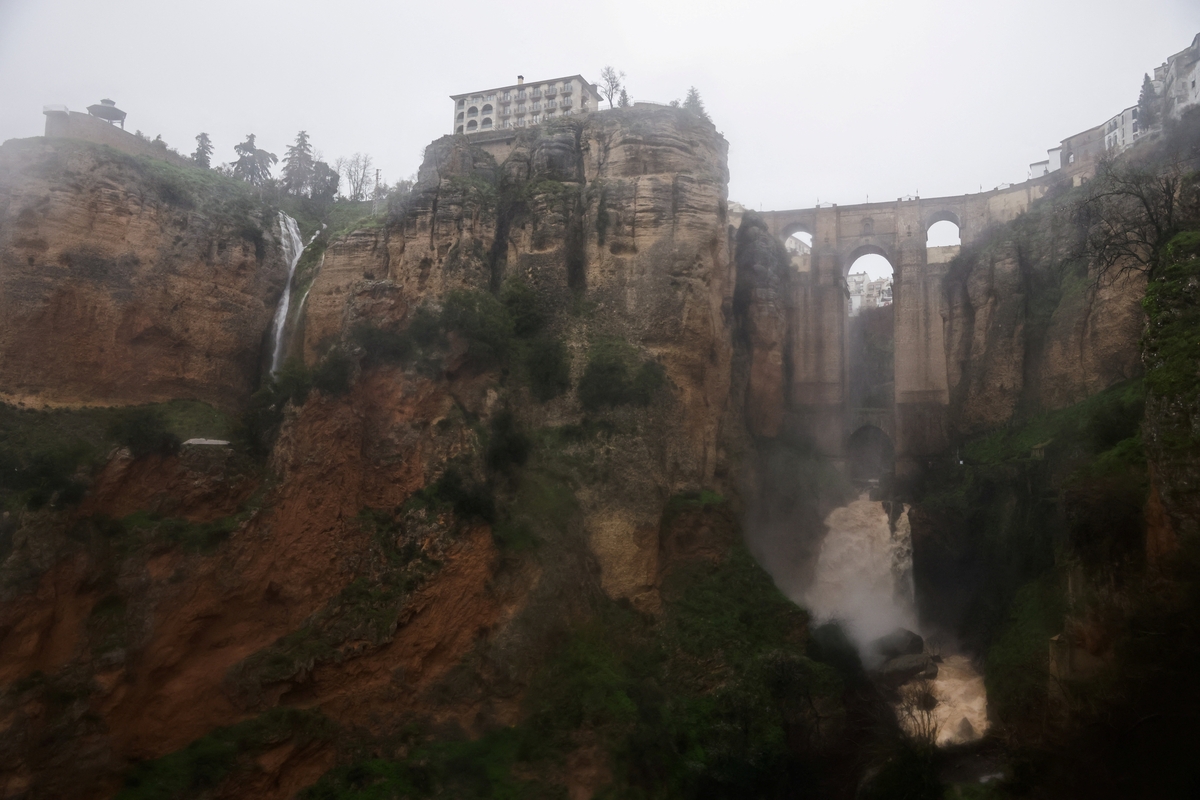 The Guadalevin River crosses the