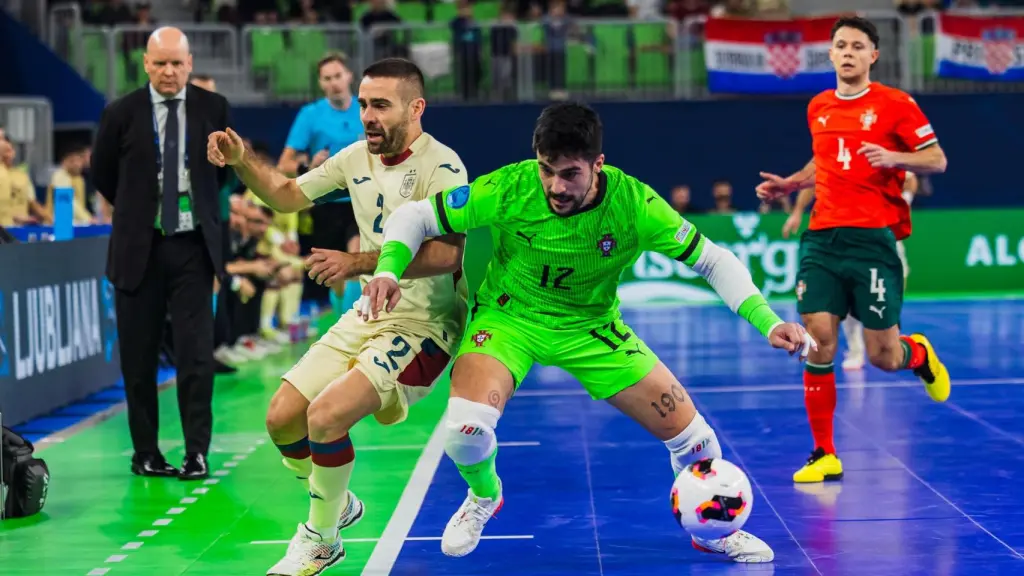 Cecilio, en pugna con el portero de Portugal durante la final.