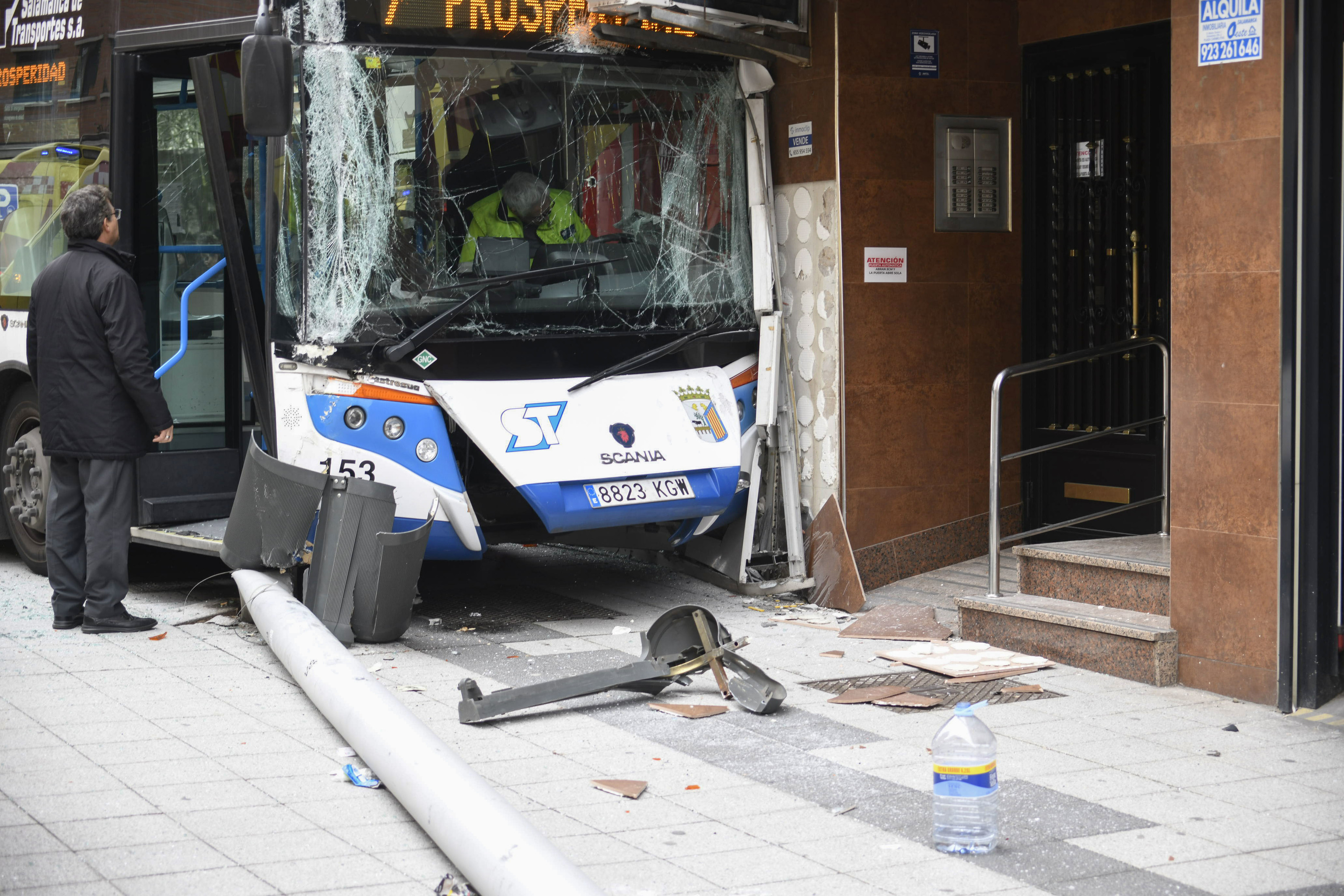 Autobús urbano accidentado en Salamanca.