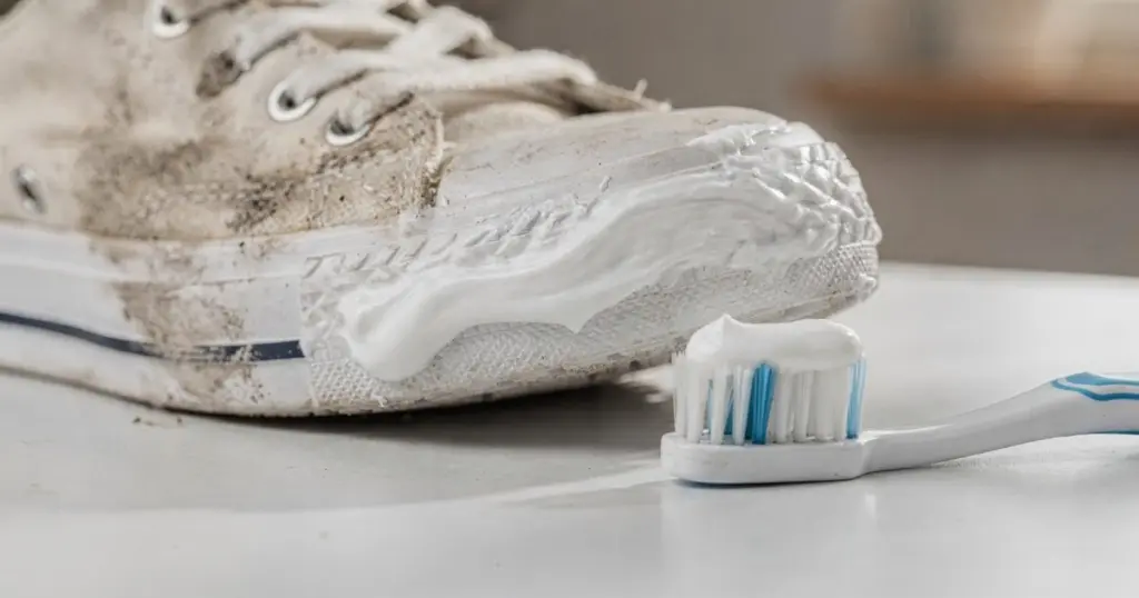 Despídete de los zapatos sucios: este método secreto con pasta de dientes los hará lucir como nuevos