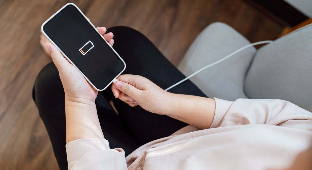 Cargar un poco el móvil antes de salir de casa: los expertos aclaran que es lo que debes hacer
