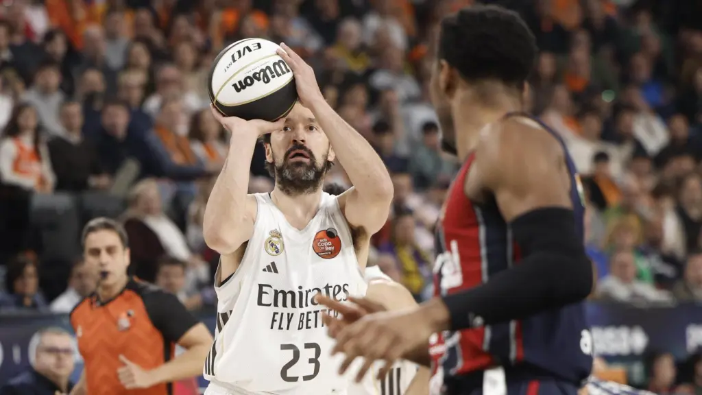 Llull ejecuta un triple en el partido ante Baskonia.
