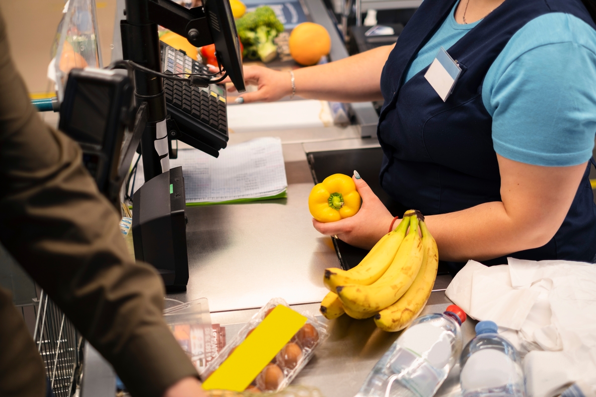Una cajera de supermercado (Freepik)