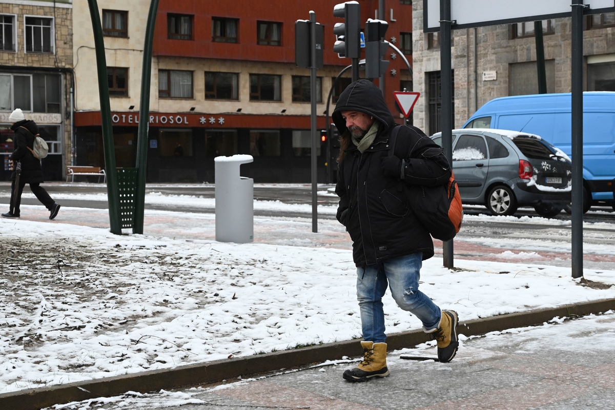 Un hombre camina por una