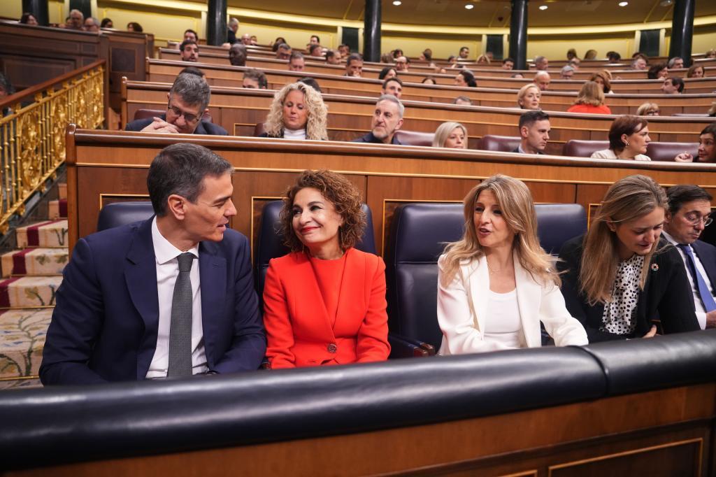 Yolanda Díaz, junto a Pedro Sánchez y María Jesús Montero, este miércoles, en el Pleno del Congreso.