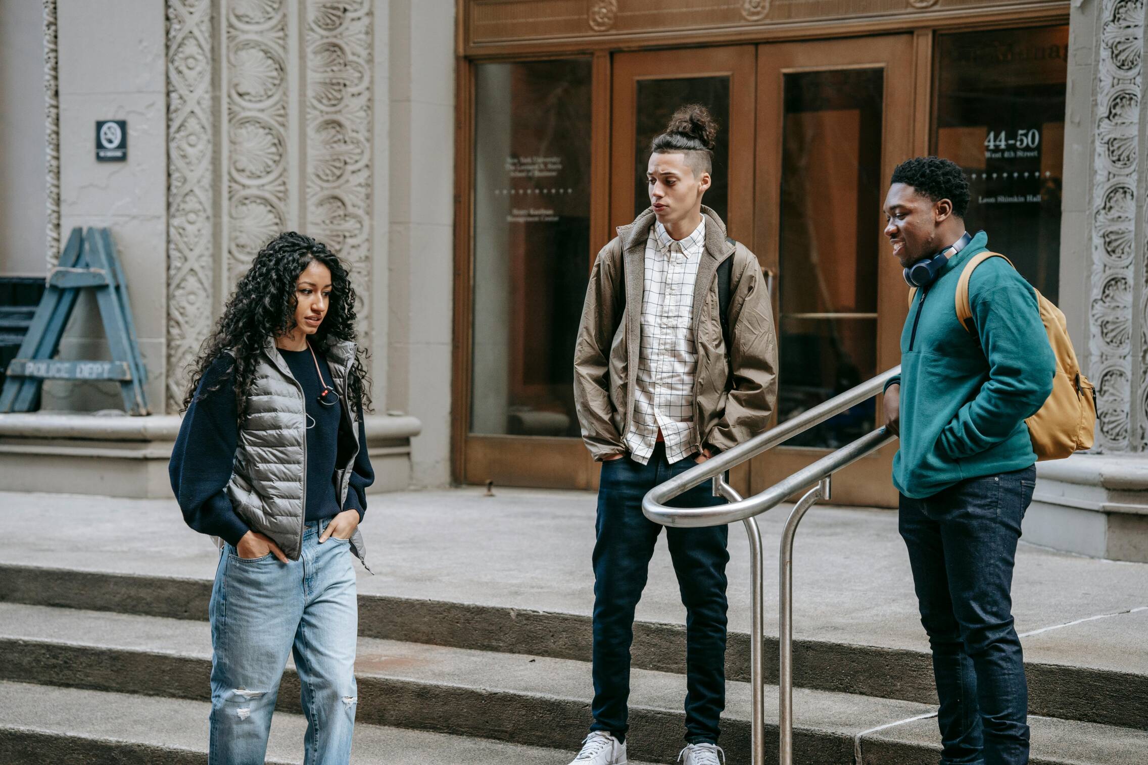 Los adolescentes que duermen más los fines de semana muestran menos síntomas de depresión (Pexels).