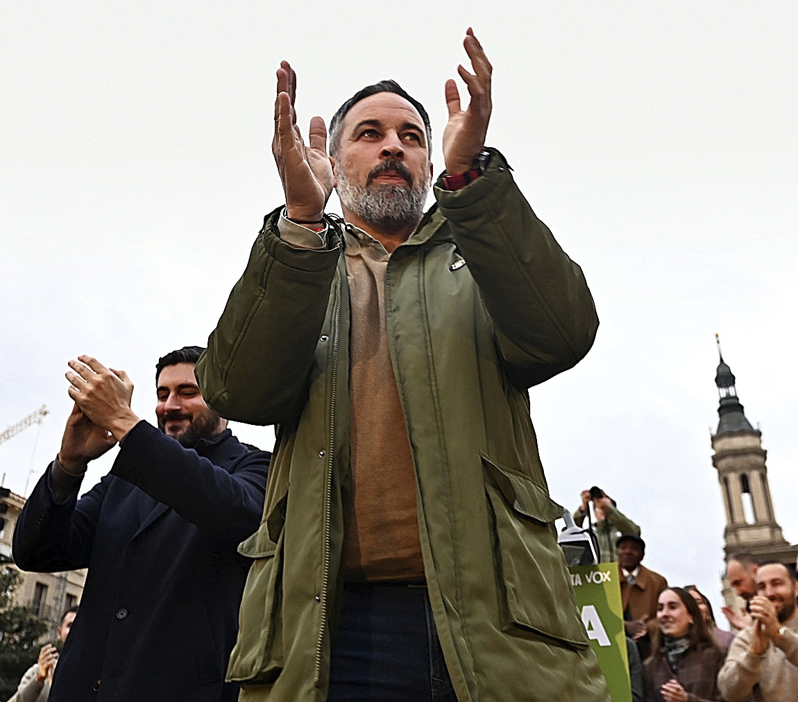 El presidente de Vox, Santiago Abascal, con el candidato aragonés, Alejandro Nolasco, ayer en Zaragoza.