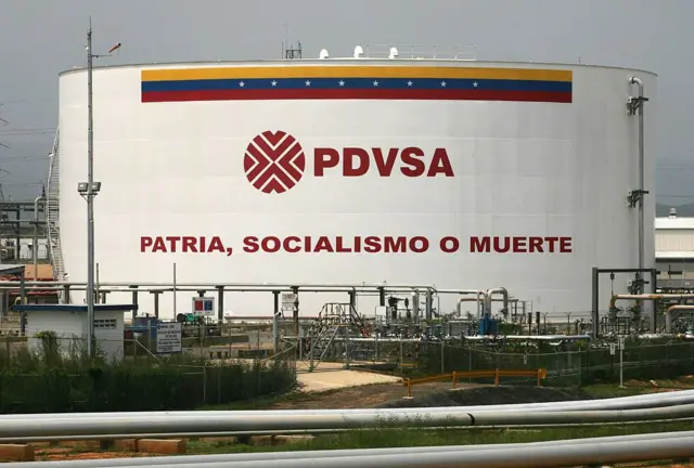 Tanque de almacenamiento en una instalación petrolera en Venezuela con el nombre de Pdvsa y el lema: "Patria, socialismo o muerte".