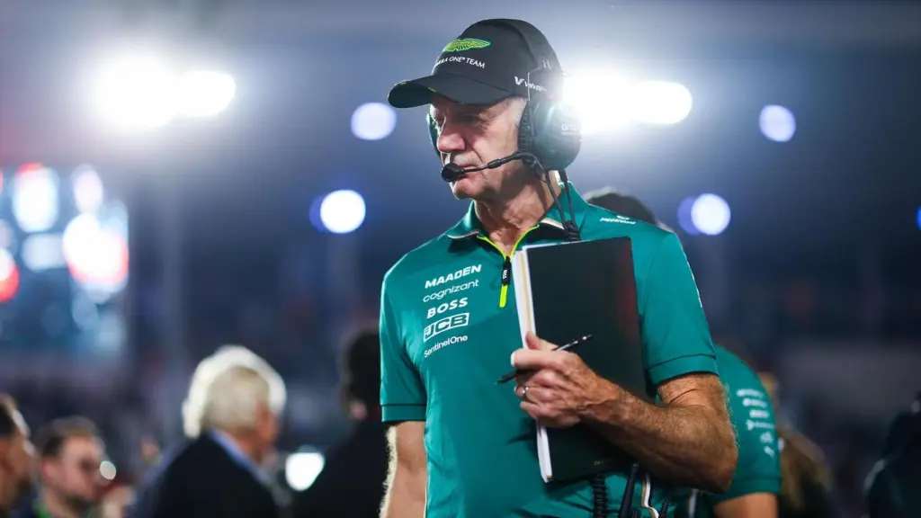 Adrian Newey, en el paddock de la F1 con Aston Martin