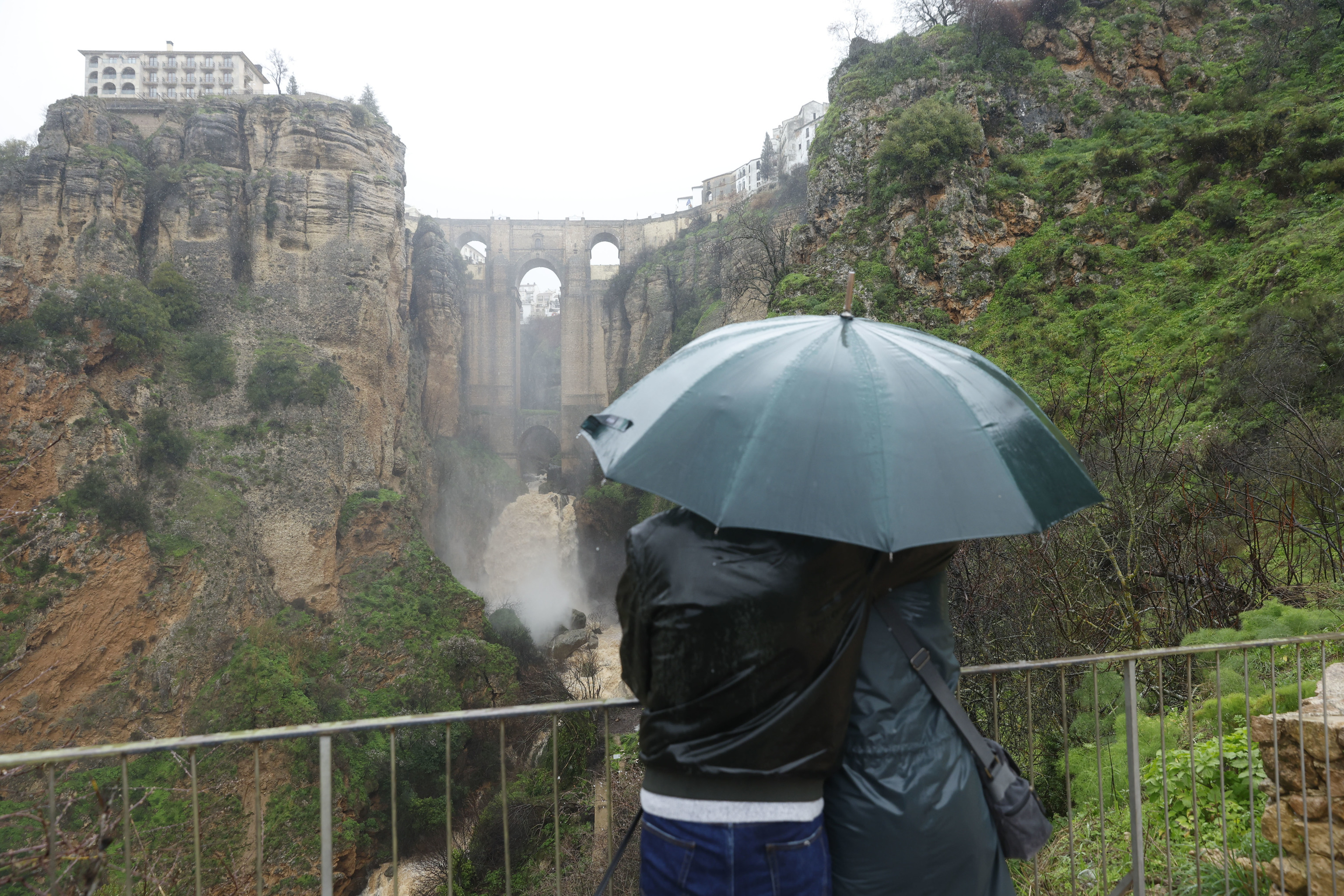 Dos personas miran hacia el puente de la localidad de Ronda (Málaga).