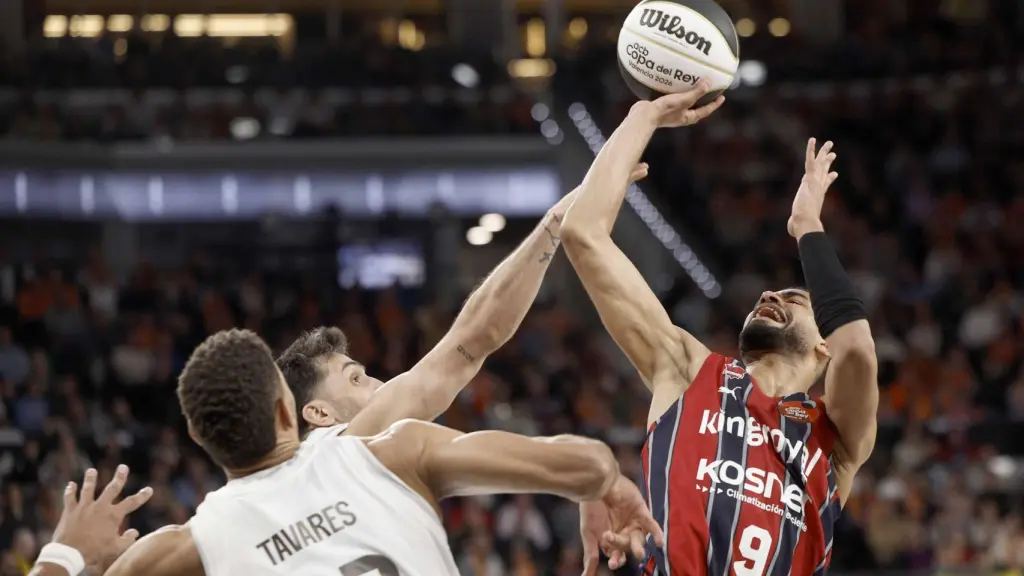 Luwawu-Cabarrot se eleva para anotar en la final de la Copa del Rey ante el Real Madrid.