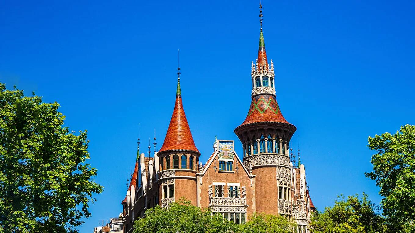 Foto: La influencia de la arquitectura medieval se percibe en este edificio monumental, coronado por seis torres puntiagudas. (Google)