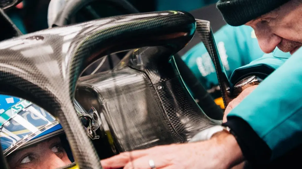 Fernando Alonso, dentro del AMR26 de Aston Martin, dialogando con Adrian Newey