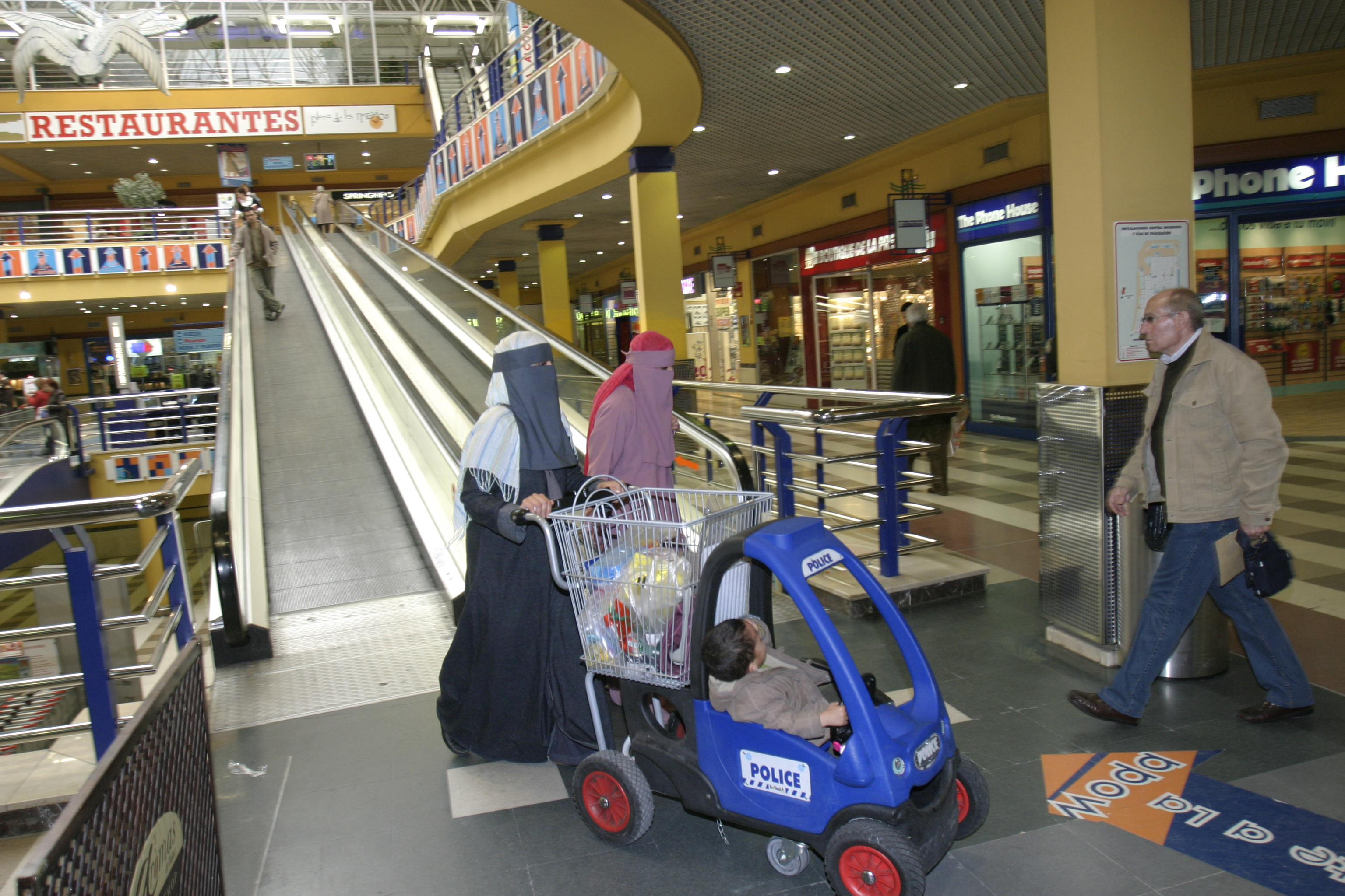 Dos mujeres con niqab, en un centro comercial de Madrid.