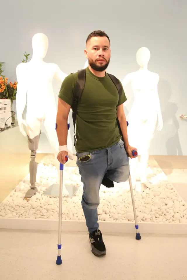 Abel está parado en muletas