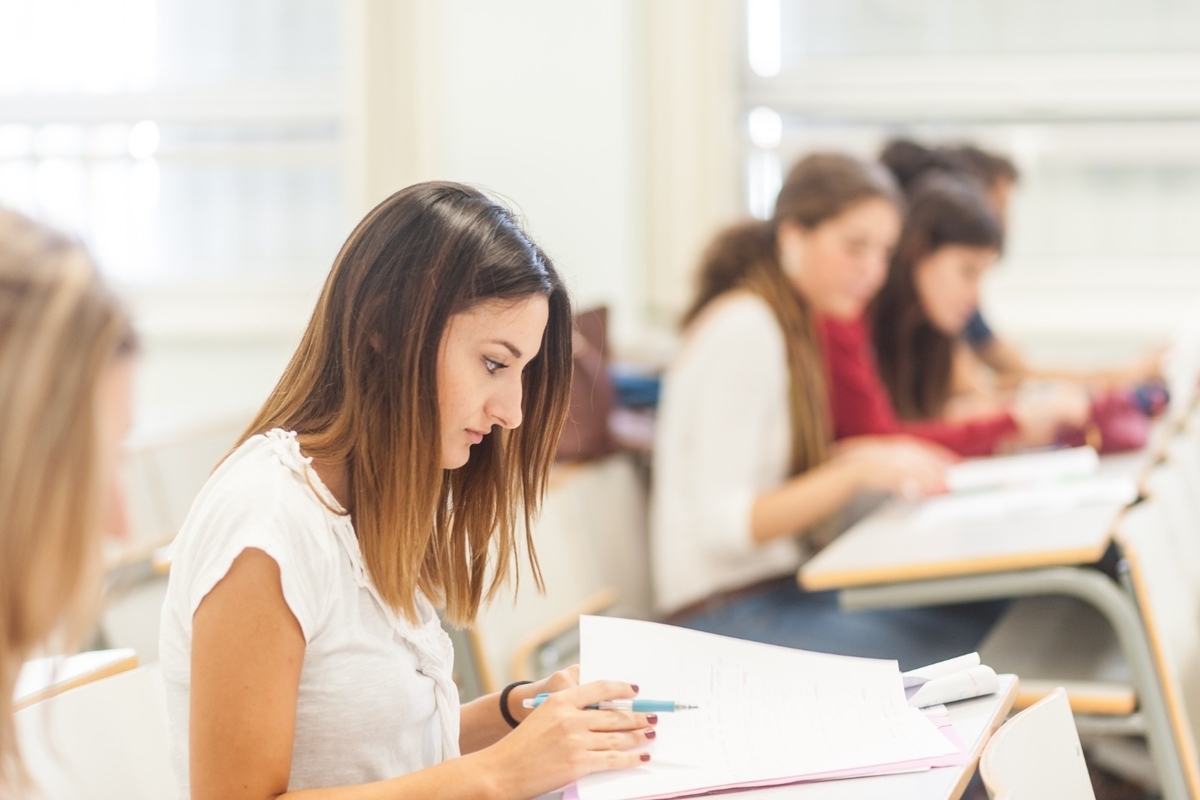 Varias estudiantes en un aula.