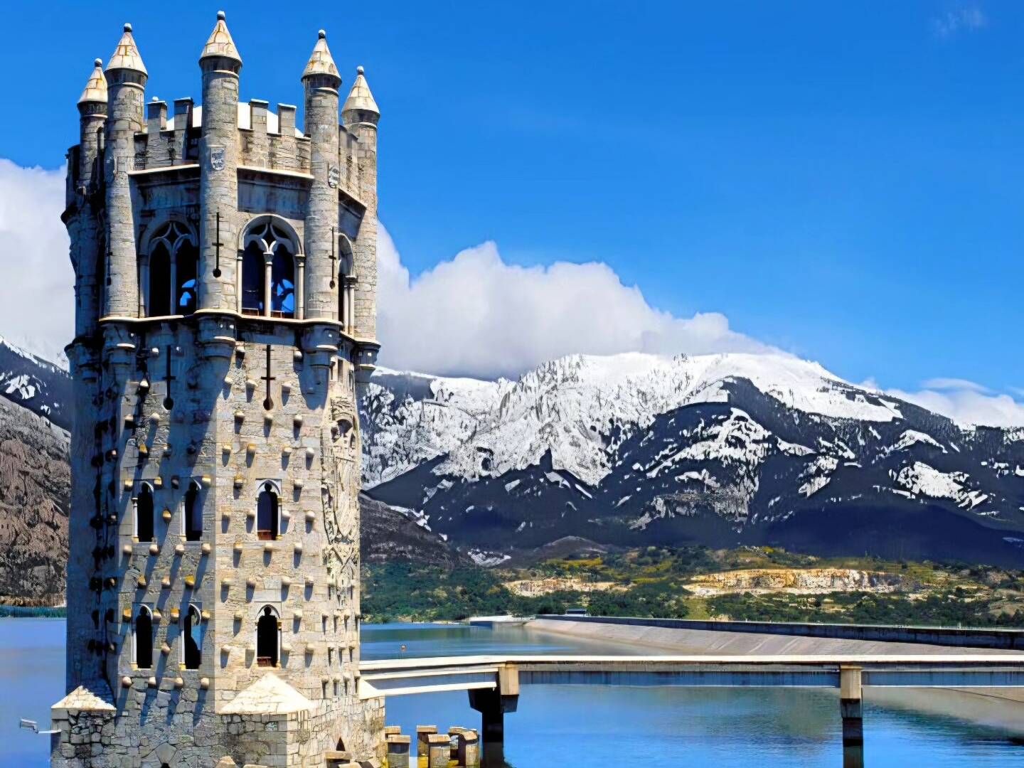 Foto: La torre emerge parcialmente sumergida en las aguas tranquilas de la presa en la que fue construida. (Extraída de Facebook)