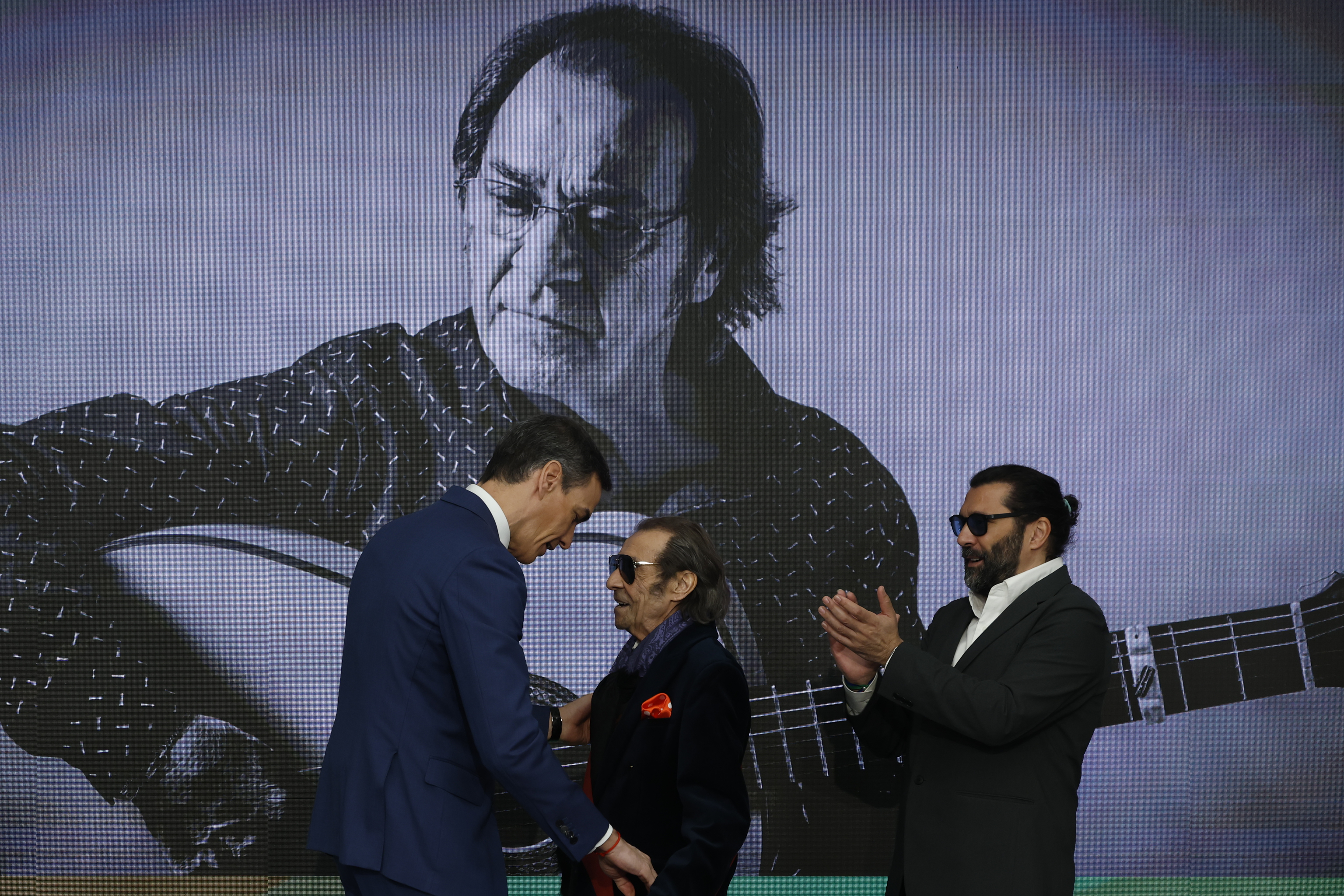 Pedro Sánchez condecora al guitarrista flamenco Pepe Habichuela durante el acto de homenaje al pueblo gitano.