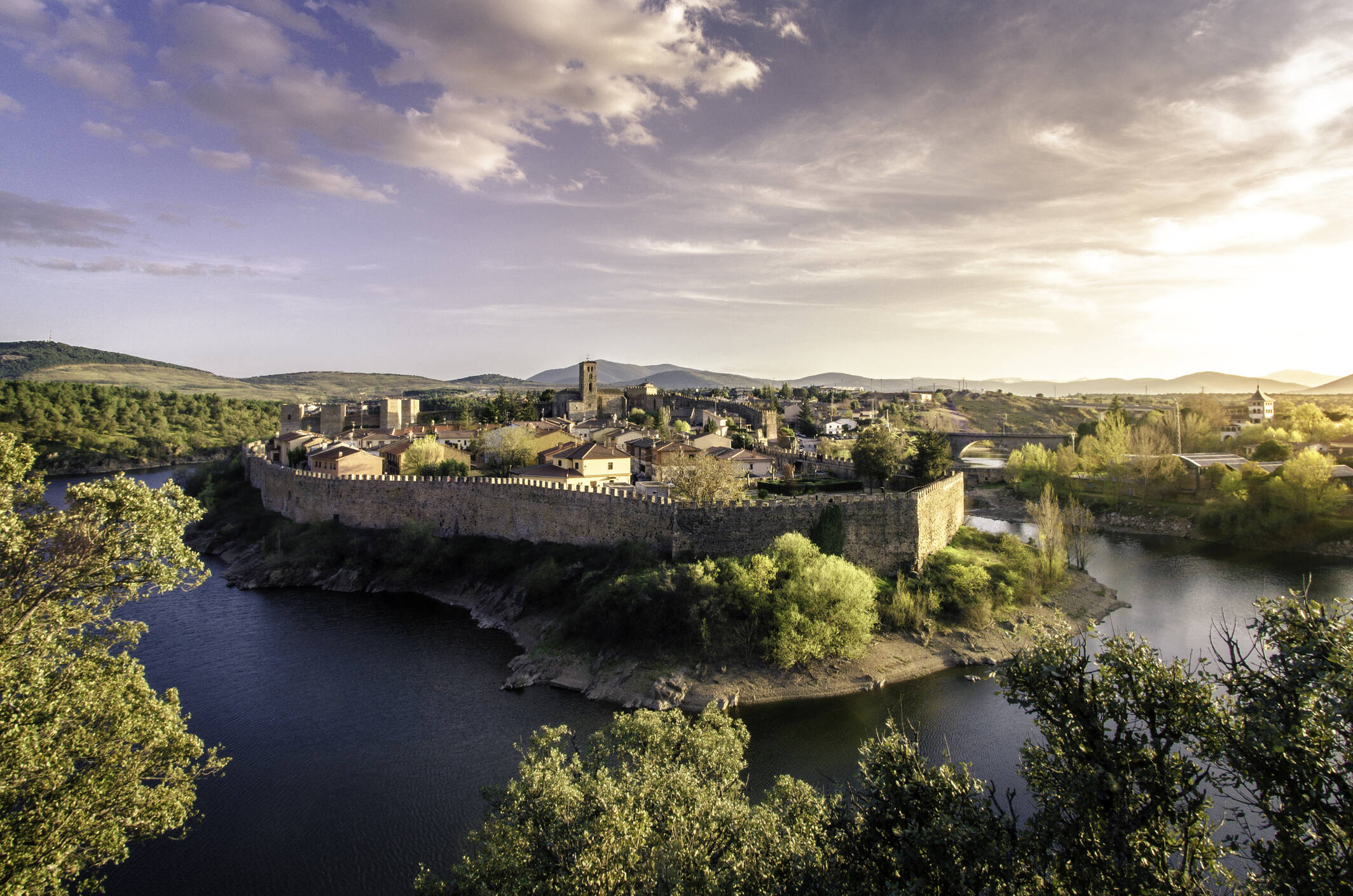 Foto: Fotografía del pueblo madrileño situado en un promontorio sobre el río. (iStock)