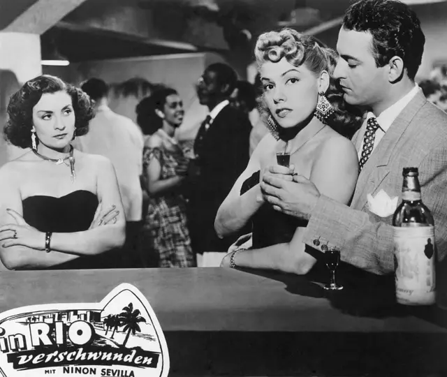 La actriz cubana Ninón Sevilla en una escena de la película mexicana "Aventura en Río" de 1953
