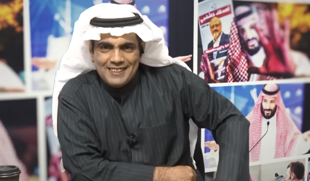 Ghanem al-Masarir en su canal de YouTube. En el fondo se ve a la familia real saudita en unas imágenes.
