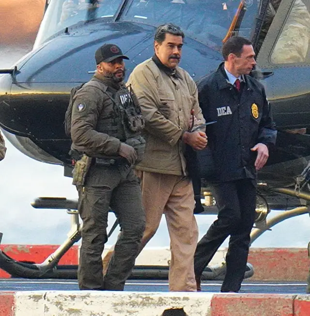 Maduro siendo llevado esposado al tribunal en Nueva York el 5 de enero.