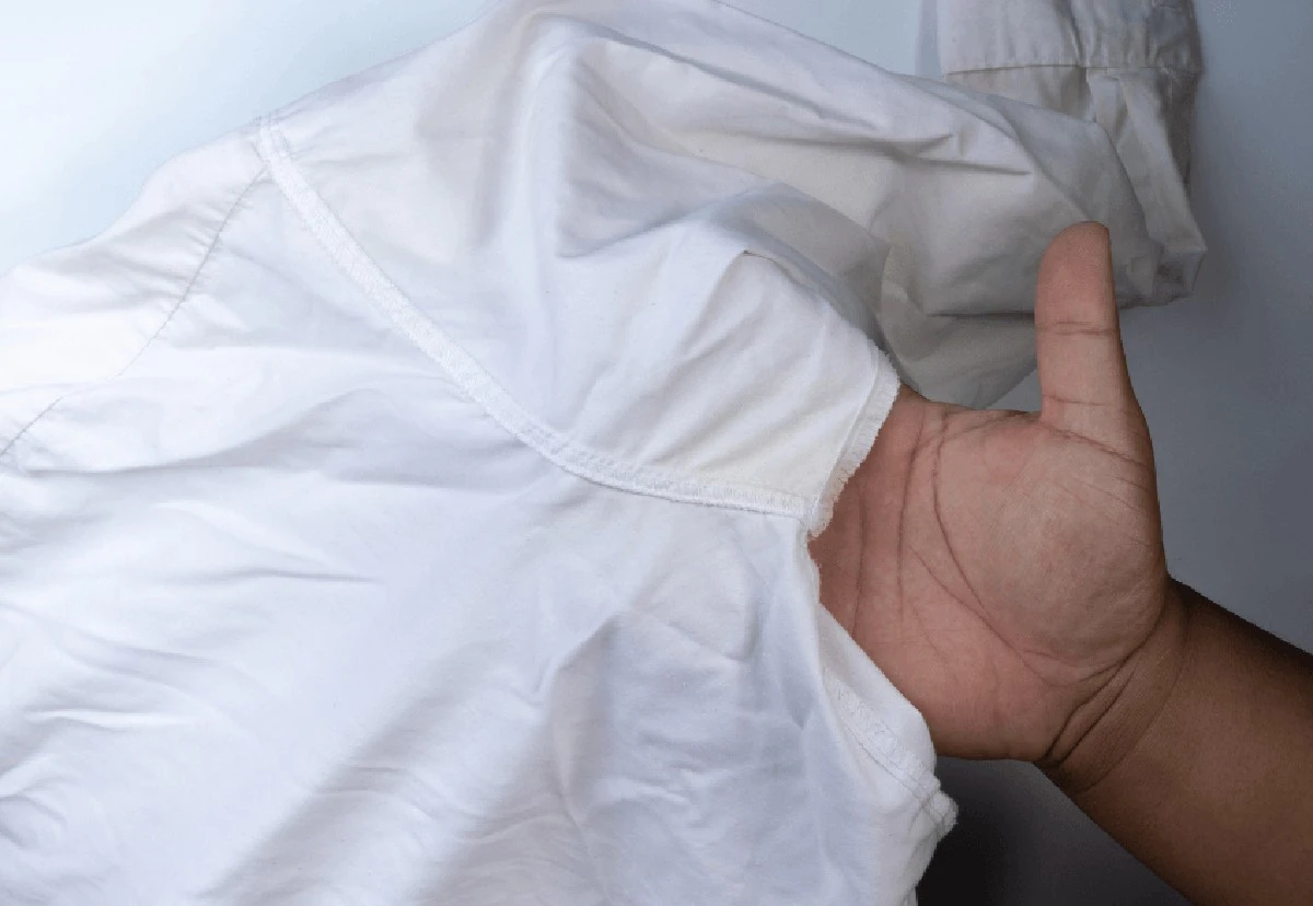 Elimina las manchas amarillas y duras de las axilas de tu ropa en minutos - image 1