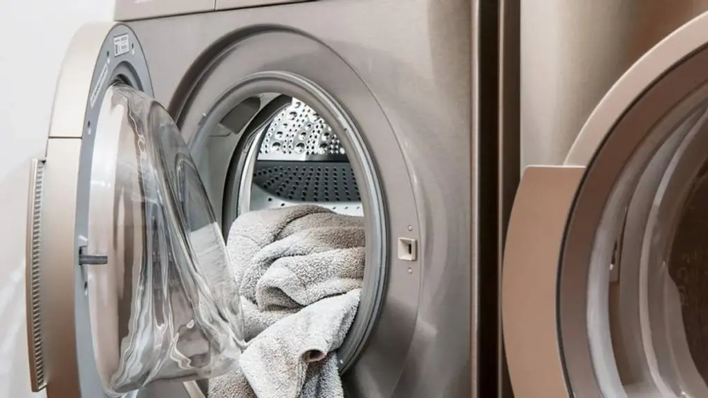 El truco de la esponja en la lavadora para una ropa libre de pelos y pelusas