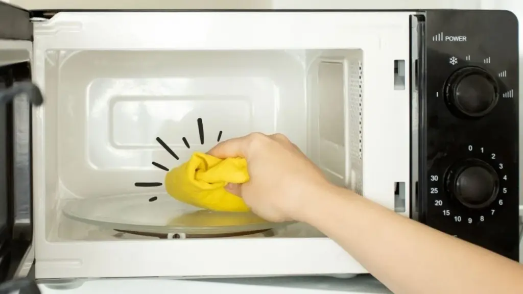 El truco del limon para limpiar el microondas sin frotar