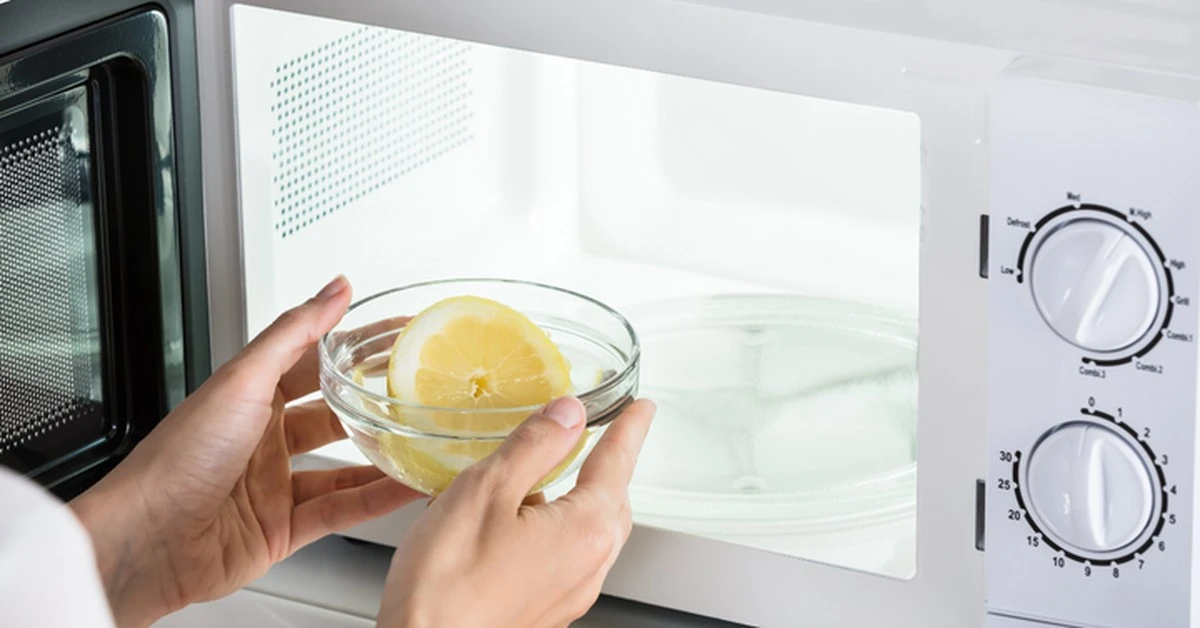 El truco del limon para limpiar el microondas sin frotar - image 1