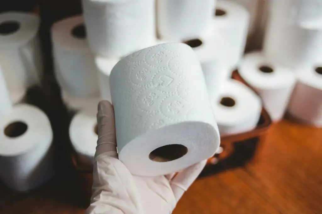 El truco del papel higiénico en el refrigerador: para qué sirve y cómo aplicarlo correctamente