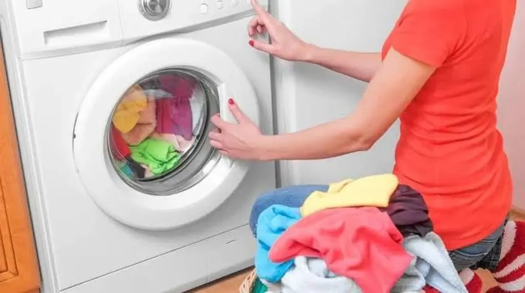 El truco 'oculto' para usar la lavadora y que tu factura de luz se desplome