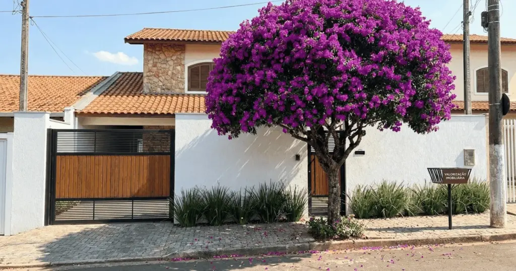 Este árbol morado convierte tu entrada en una revista de decoración en minutos