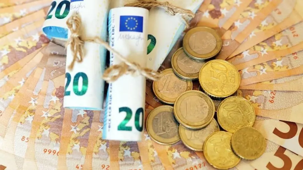 Estrategias de expertos para guardar dinero en casa sin riesgos