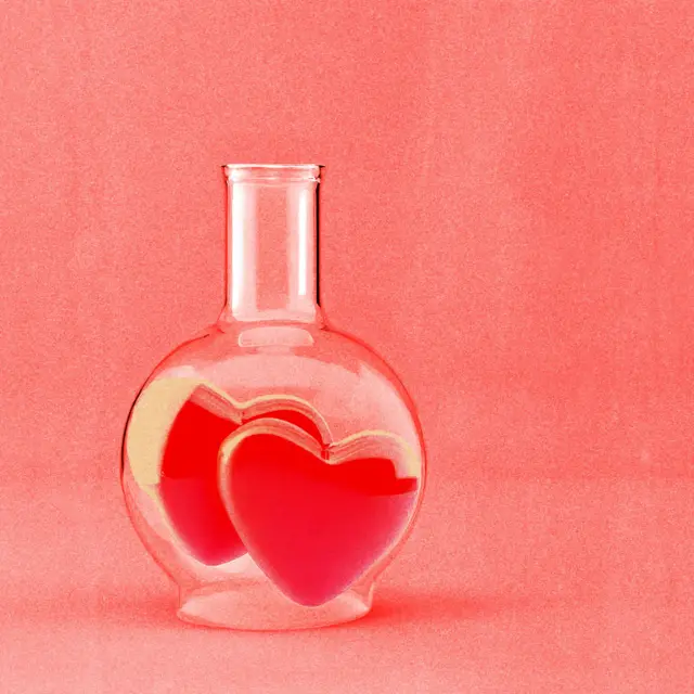 Una imagen tratada de un vaso de vidrio con dos corazones en su interior.