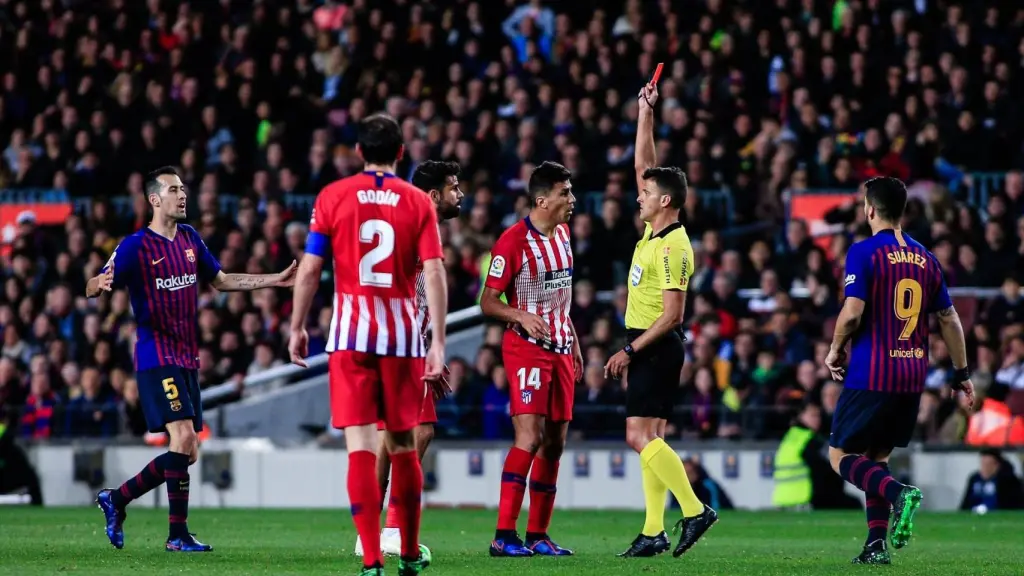 Gil Manzano enseñando la roja a Diego Costa en el Partido contra el FC Barcelona