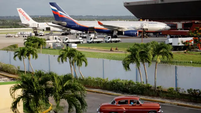 Dos aviones, uno ruso y uno español, en el aeropuerto de La Habana.