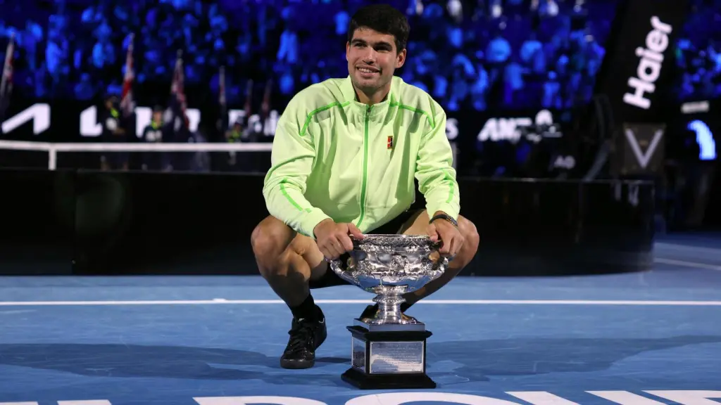 Carlos Alcaraz, con el título de campeón del Open de Australia 2026.
