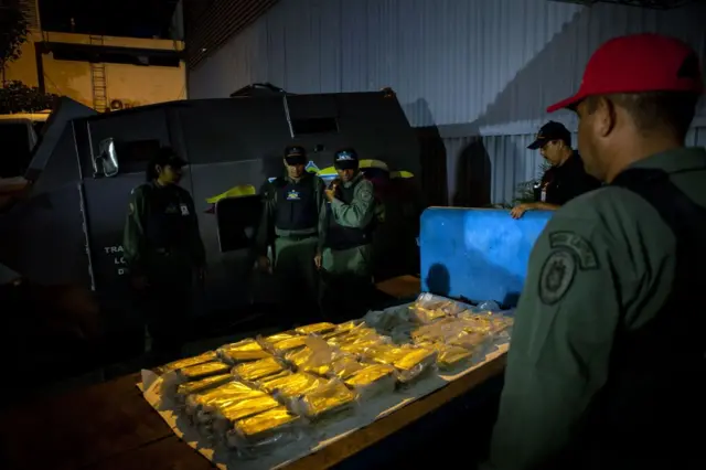 Militares venezolanos custodían un cargamento de lingotes de oro que va ser llevado al Banco Central de Venezuela, en 2018.