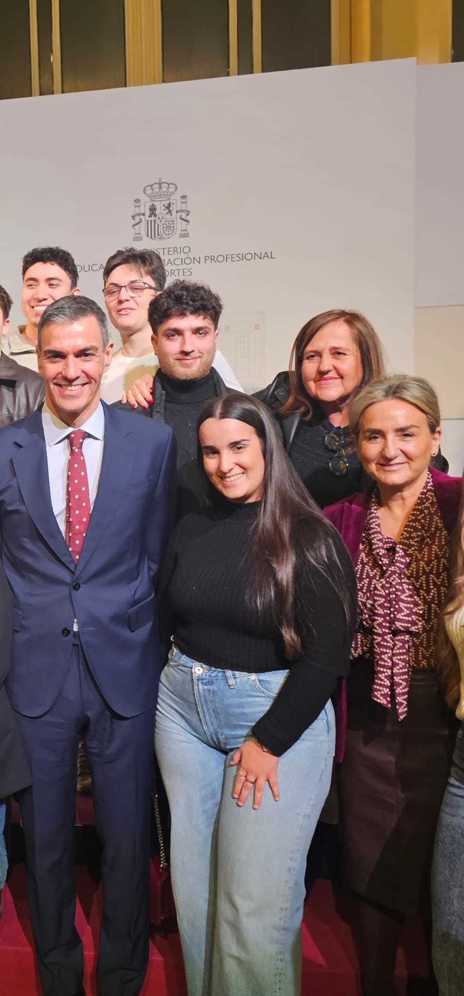 Con Sánchez, Tolón, la directora del instituto y algunos alumnos.
