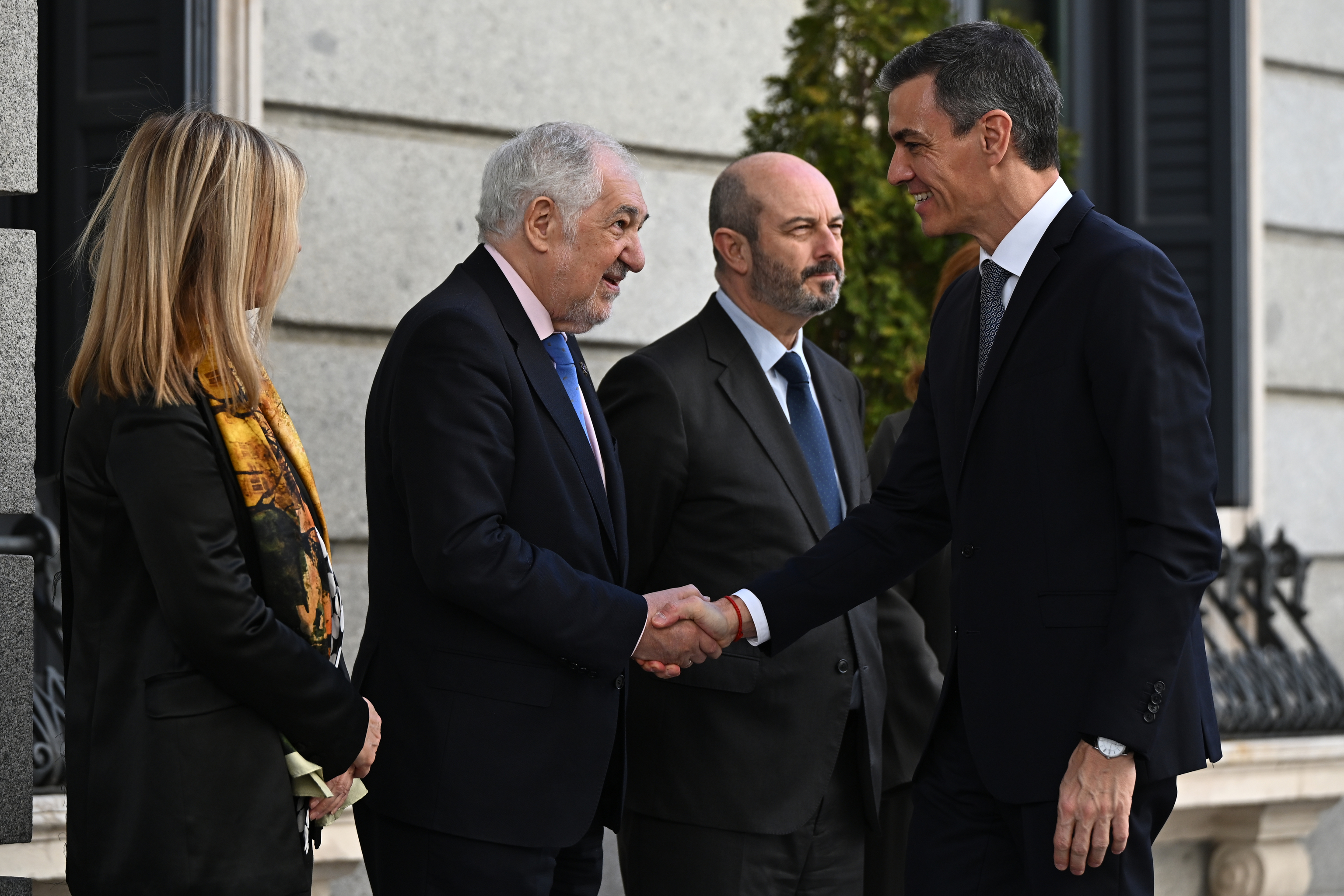 El presidente del Gobierno, Pedro Sánchez, saluda al presidente del Tribunal Constitucional, Cándido Conde-Pumpido, y al presidente del Senado, Pedro Rollán.